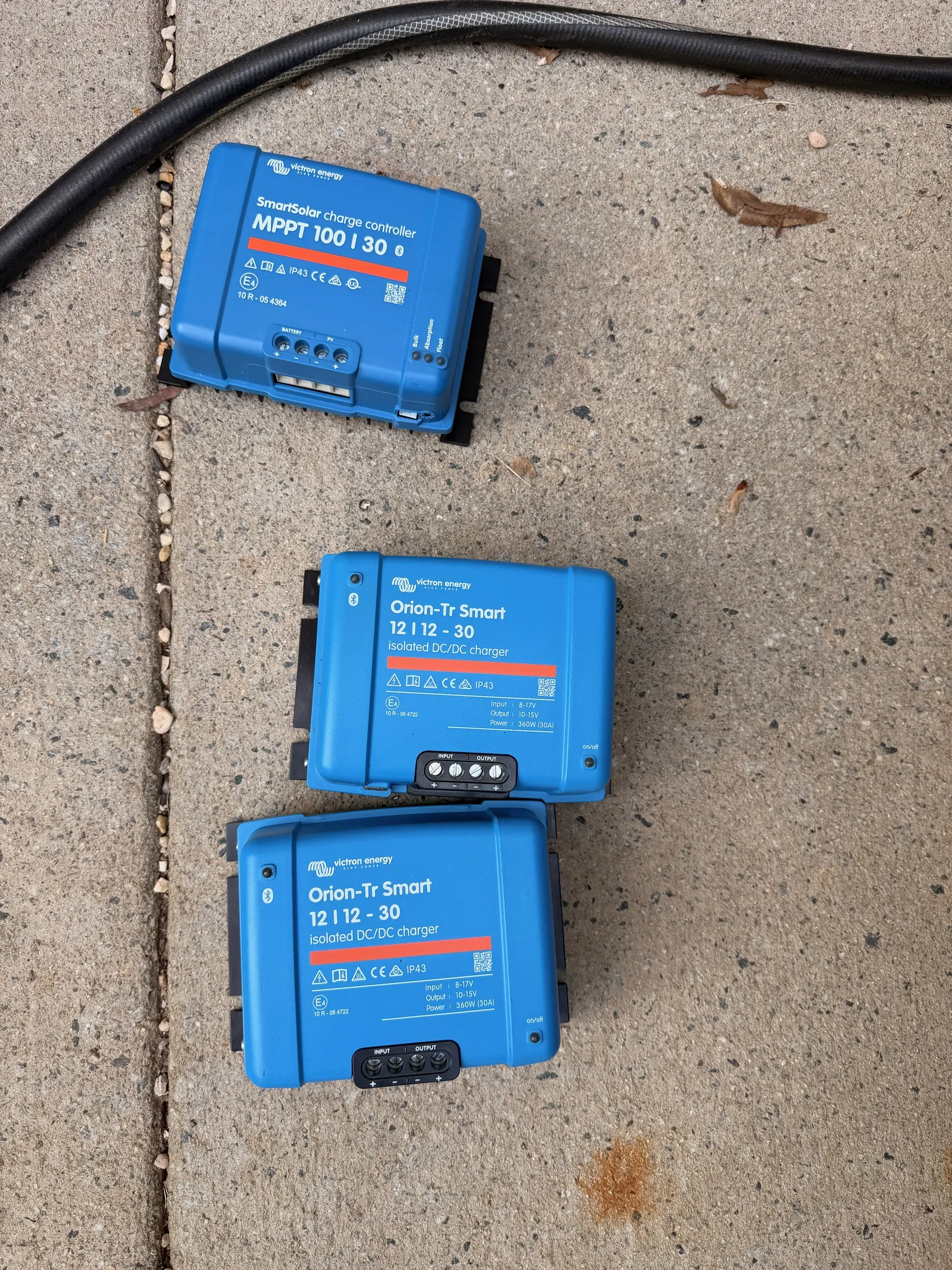 Victron SmartSolar MPPT 100/30 charge controller and two Orion-Tr Smart 12/12-30 DC-DC chargers